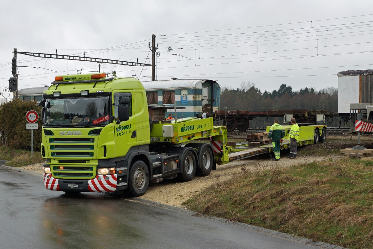 Güterwagen: AUSZUG AUS BUSSWIL. Heute den 2. März 2016 hat sich der N-Bahn-Club Busswil (NBCB) endgültig von seinen zwei Güterwagen getrennt, die der Neugestaltung des Bahnhofs Busswil zum Opfer gefallen sind. Während der letzte in der Schweiz noch vorhandene Kühlwagen P 23 85 849 1801-1 (ehemals Sais AG Horn/TG, Baujahr 1951) mit dem ursprünglichen Holzkasten in Frauenfeld bei IG Schiene Schweiz seine neue Heimat fand, wo er der Nachwelt erhalten bleibt, landete der bereits durch den NBCB teilweise abgebrochene ex Gklm-v 42 85 114 4 887-3 auf dem  SCHROTTHAUFEN. Beide Aufnahmen entstanden in Busswil bei Wetterverhätnissen, die so traurig waren wie der Abschied. Nun steht nur noch das Club-Lokal des NBCB in dem auch die wunderschöne Modellbahnanlage der Spur N bewundert werden kann, in Form eines alten Mitteleinstiegwagens beim Bahnhof Busswil. Gebaut wurde der Kühlwagen durch Schindler Waggon AG Pratteln. In Busswil hatte er seinen Standplatz von 1986 bis 2016. Von diesen Wagen existierten nur gerade zwei Stück.
Foto: Walter Ruetsch    