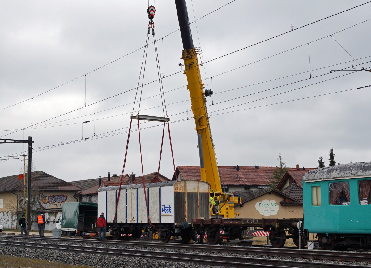 Güterwagen: AUSZUG AUS BUSSWIL. Heute den 2. März 2016 hat sich der N-Bahn-Club Busswil (NBCB) endgültig von seinen zwei Güterwagen getrennt, die der Neugestaltung des Bahnhofs Busswil zum Opfer gefallen sind. Während der letzte in der Schweiz noch vorhandene Kühlwagen P 23 85 849 1801-1 (ehemals Sais AG Horn/TG, Baujahr 1951) mit dem ursprünglichen Holzkasten in Frauenfeld bei IG Schiene Schweiz seine neue Heimat fand, wo er der Nachwelt erhalten bleibt, landete der bereits durch den NBCB teilweise abgebrochene ex Gklm-v 42 85 114 4 887-3 auf dem  SCHROTTHAUFEN. Beide Aufnahmen entstanden in Busswil bei Wetterverhätnissen, die so traurig waren wie der Abschied. Nun steht nur noch das Club-Lokal des NBCB in dem auch die wunderschöne Modellbahnanlage der Spur N bewundert werden kann, in Form eines alten Mitteleinstiegwagens beim Bahnhof Busswil. Gebaut wurde der Kühlwagen durch Schindler Waggon AG Pratteln. In Busswil hatte er seinen Standplatz von 1986 bis 2016. Von diesen Wagen existierten nur gerade zwei Stück.
Foto: Walter Ruetsch    