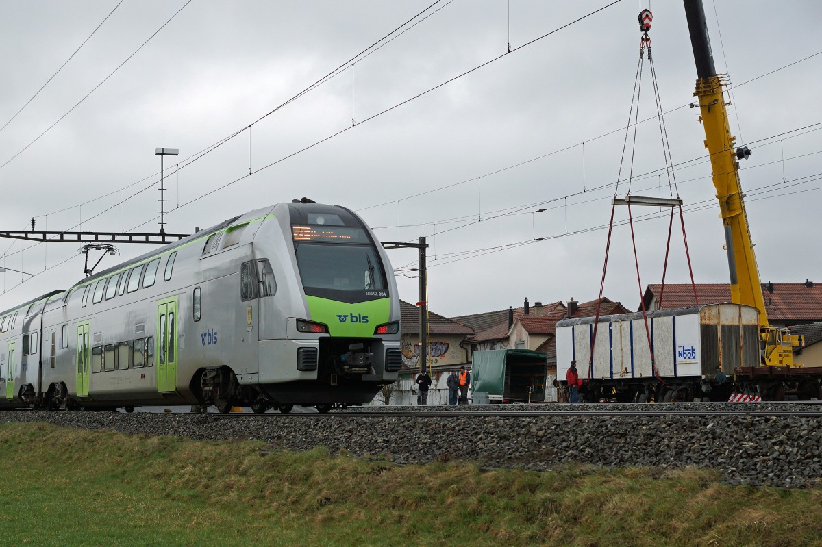 Gterwagen: AUSZUG AUS BUSSWIL. Heute den 2. Mrz 2016 hat sich der N-Bahn-Club Busswil (NBCB) endgltig von seinen zwei Gterwagen getrennt, die der Neugestaltung des Bahnhofs Busswil zum Opfer gefallen sind. Whrend der letzte in der Schweiz noch vorhandene Khlwagen P 23 85 849 1801-1 (ehemals Sais AG Horn/TG, Baujahr 1951) mit dem ursprnglichen Holzkasten in Frauenfeld bei IG Schiene Schweiz seine neue Heimat fand, wo er der Nachwelt erhalten bleibt, landete der bereits durch den NBCB teilweise abgebrochene ex Gklm-v 42 85 114 4 887-3 auf dem  SCHROTTHAUFEN. Beide Aufnahmen entstanden in Busswil bei Wetterverhtnissen, die so traurig waren wie der Abschied. Nun steht nur noch das Club-Lokal des NBCB in dem auch die wunderschne Modellbahnanlage der Spur N bewundert werden kann, in Form eines alten Mitteleinstiegwagens beim Bahnhof Busswil. Gebaut wurde der Khlwagen durch Schindler Waggon AG Pratteln. In Busswil hatte er seinen Standplatz von 1986 bis 2016. Von diesen Wagen existierten nur gerade zwei Stck.
Foto: Walter Ruetsch    