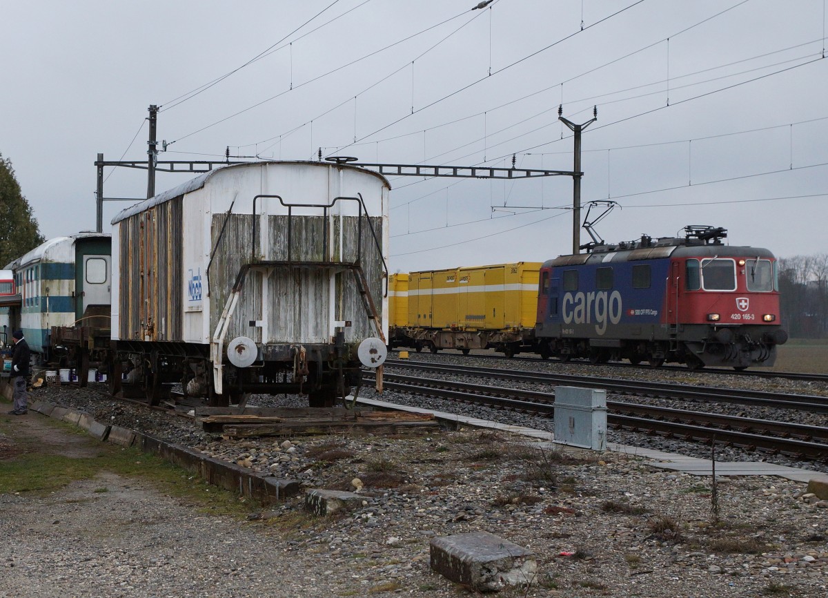 Güterwagen: AUSZUG AUS BUSSWIL. Heute den 2. März 2016 hat sich der N-Bahn-Club Busswil (NBCB) endgültig von seinen zwei Güterwagen getrennt, die der Neugestaltung des Bahnhofs Busswil zum Opfer gefallen sind. Während der letzte in der Schweiz noch vorhandene Kühlwagen P 23 85 849 1801-1 (ehemals Sais AG Horn/TG, Baujahr 1951) mit dem ursprünglichen Holzkasten in Frauenfeld bei IG Schiene Schweiz seine neue Heimat fand, wo er der Nachwelt erhalten bleibt, landete der bereits durch den NBCB teilweise abgebrochene ex Gklm-v 42 85 114 4 887-3 auf dem  SCHROTTHAUFEN. Beide Aufnahmen entstanden in Busswil bei Wetterverhätnissen, die so traurig waren wie der Abschied. Nun steht nur noch das Club-Lokal des NBCB in dem auch die wunderschöne Modellbahnanlage der Spur N bewundert werden kann, in Form eines alten Mitteleinstiegwagens beim Bahnhof Busswil. Gebaut wurde der Kühlwagen durch Schindler Waggon AG Pratteln. In Busswil hatte er seinen Standplatz von 1986 bis 2016. Von diesen Wagen existierten nur gerade zwei Stück.
Foto: Walter Ruetsch    