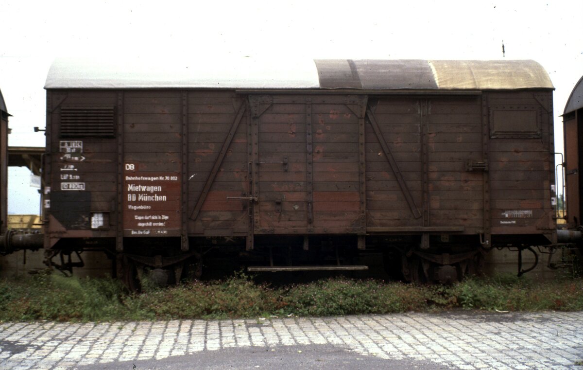 Güterwagen mit Tonnendach Gm Mietwagen der BD München Nr. 70 802 in Murnau am 30.05.1980.