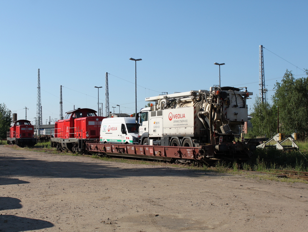 G�terwagen mit Veolia LKW abgestellt im Rostocker Hbf.05.06.2016