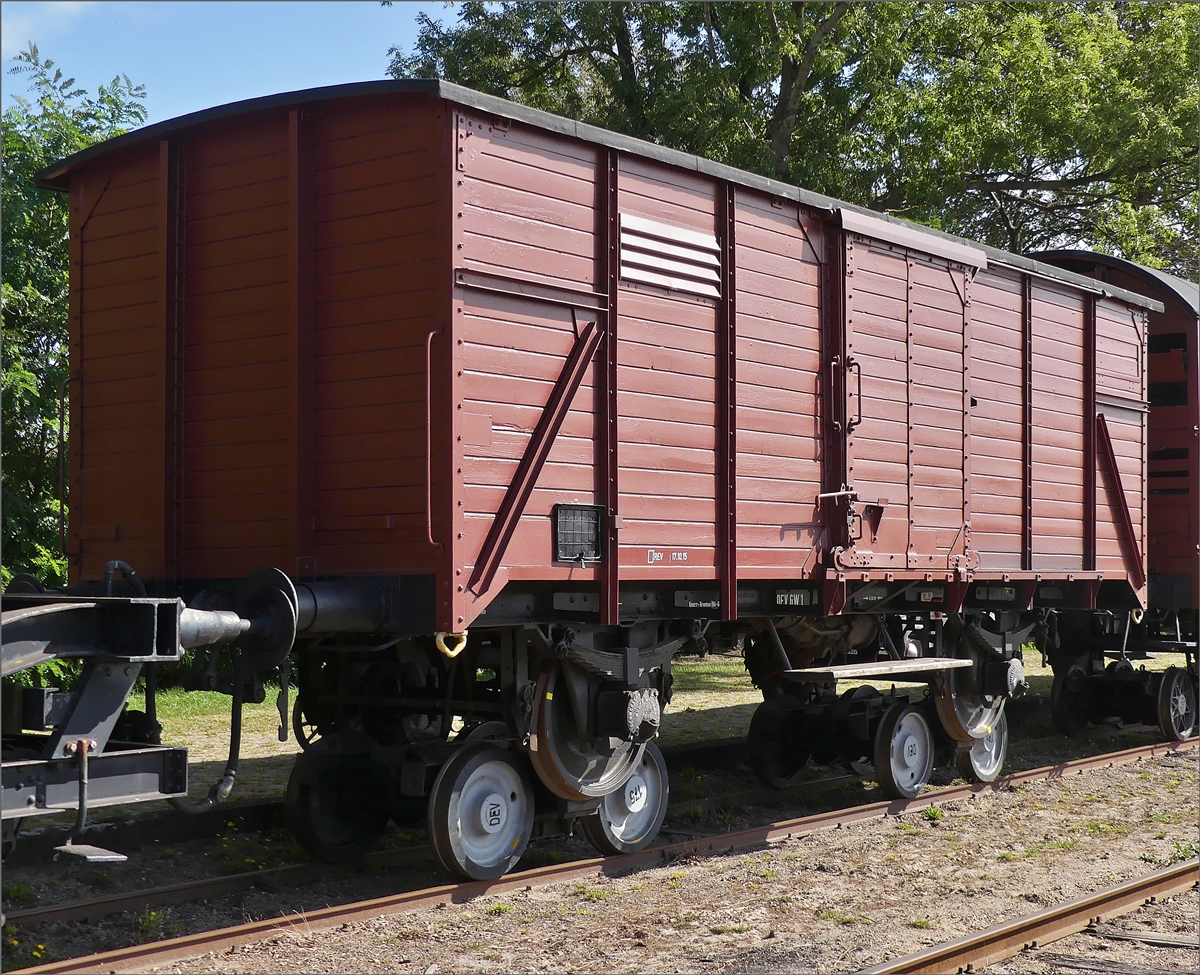 Gterwagen Nr. 1, (G10) des DEV steht auf Rollbcken der Schmalspurbahn auf einem Nebengleis an der Haltestelle Heiligenberg.  15.09.2019  (Jeanny)