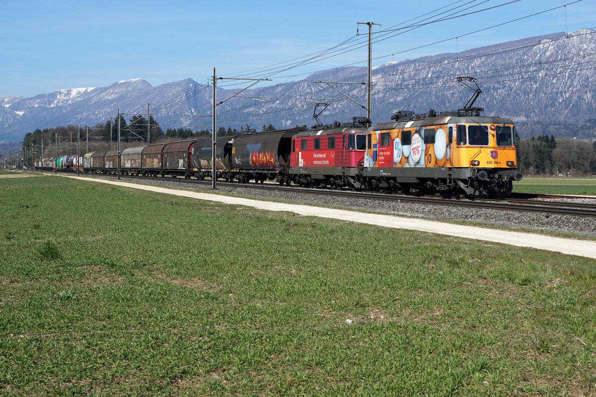 Güterzug von SBB Cargo National mit farbenfroher Re 420-Doppeltraktion bei Deitingen unterwegs am 23. März 2021.
An der Spitze des Zuges eingereiht ist die Re 420 344-4.
Foto: Walter Ruetsch