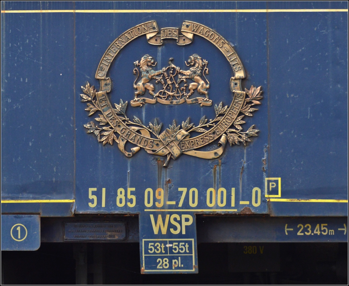 Gusseisernes Emblem mit weiteren Anschriften an Pullmannwagen Nr. 4161 D. Sulgen, April 2014.