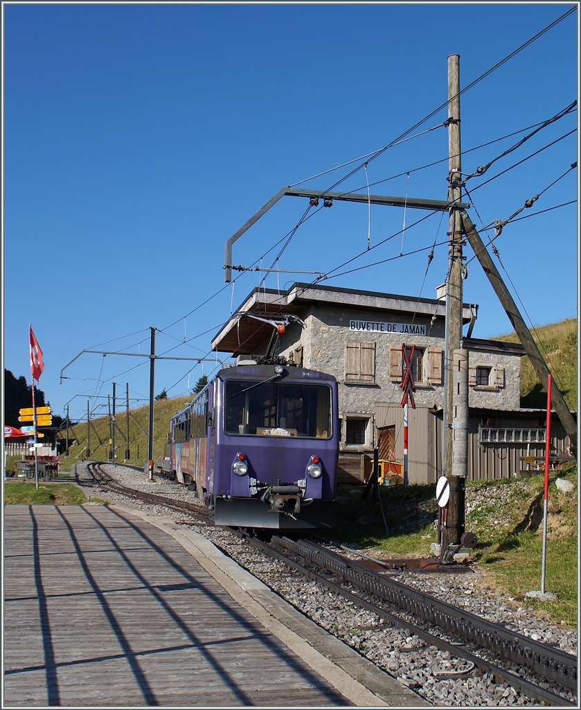 Gut zwanzig Minuten später und siebenhundert Meter höher setzte eine zarte Herbstsonne dem Rochers-de-Naye Zug in Jaman in ein angenehmes Licht.
4. September 2014 