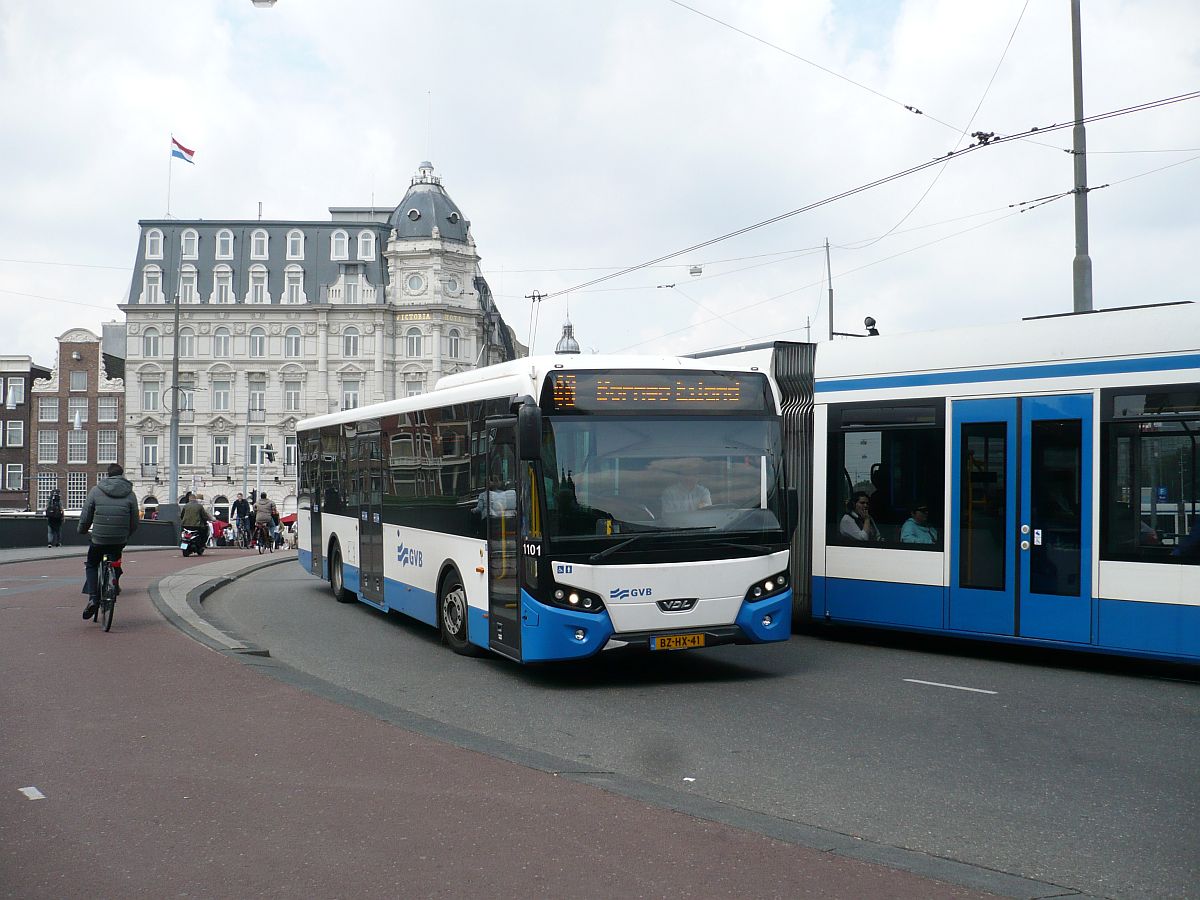 GVB Bus 1101 VDL Berkhof Citea Baujahr 2011. Prins Hendrikkade, Amsterdam 24-06-2015.

GVB bus 1101 VDL Berkhof Citea bouwjaar 2011. Prins Hendrikkade, Amsterdam 24-06-2015.