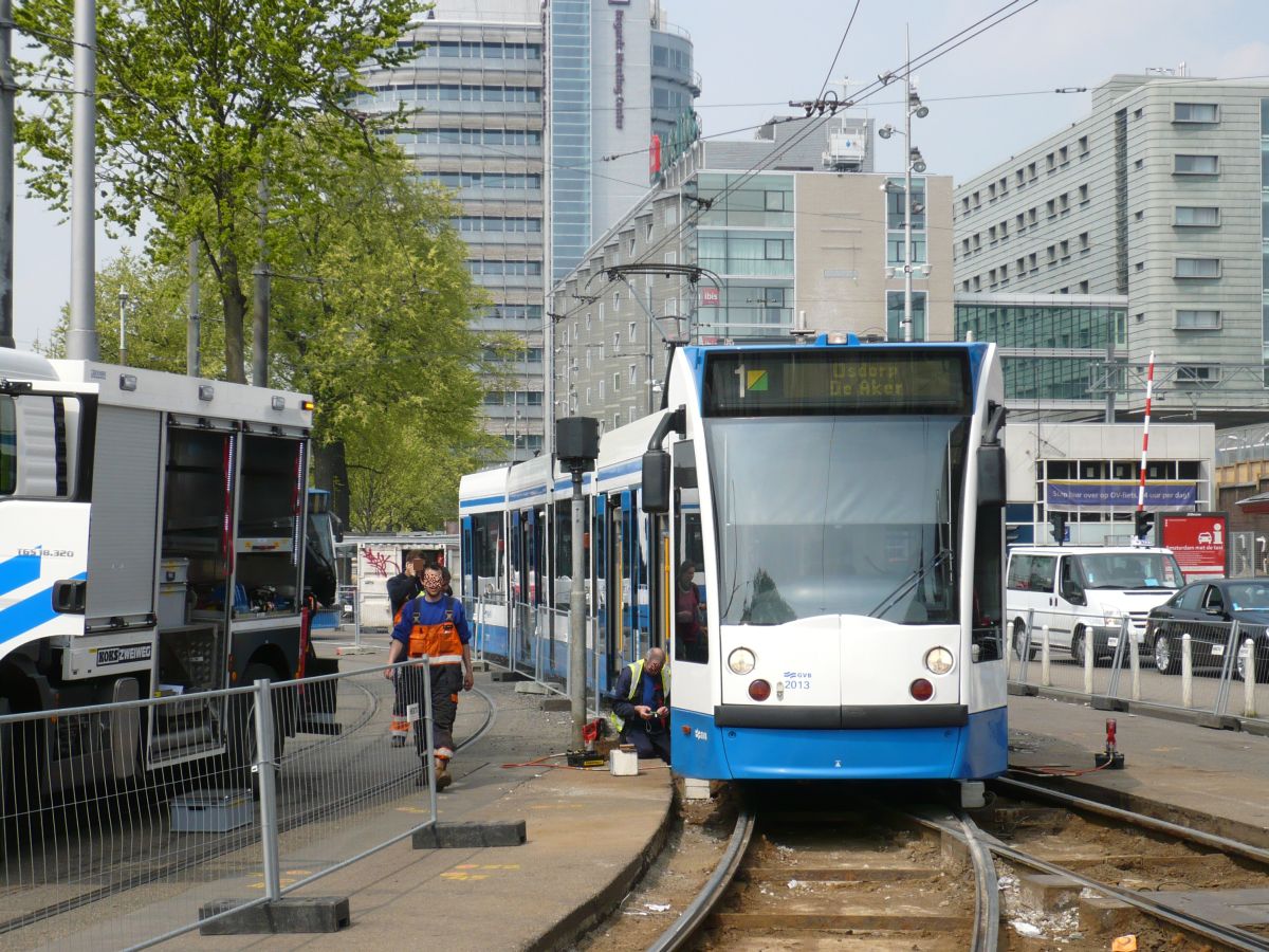 GVB TW 2013 entgleist. Stationsplein, Amsterdam 08-05-2013.

GVB tram 2013 tijdens hersporing. Stationsplein, Amsterdam 08-05-2013.