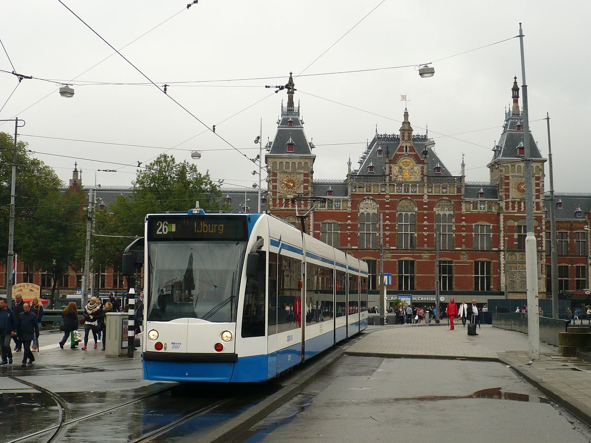 GVB TW 2137 Middentoegangsbrug, Amsterdam Centraal Station 16-09-2015.


GVB tram 2137 op de Middentoegangsbrug voor Amsterdam Centraal Station 16-09-2015.