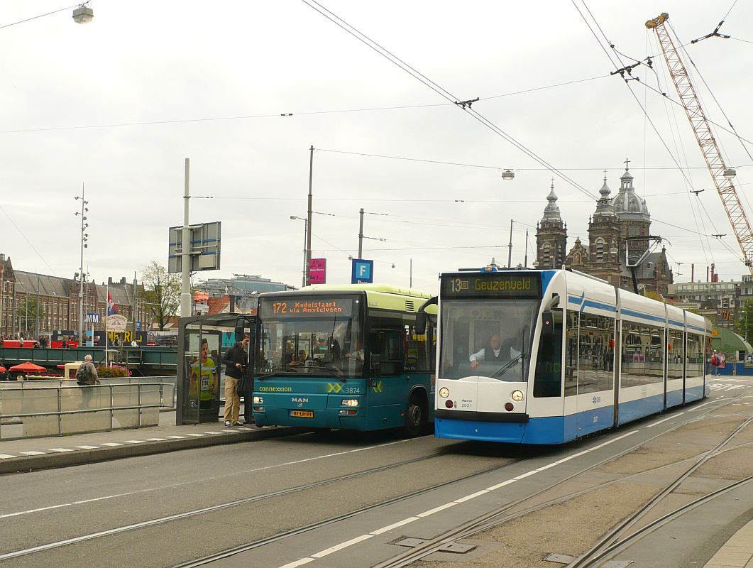 GVBA TW 2021 und Connexion Bus 3874 MAN Lion's City Baujahr 2007. Prins Hendrikkade, Amsterdam 18-09-2013.

GVBA tram 2021 naast Connexion bus 3874 MAN Lion's City bouwjaar 2007. Prins Hendrikkade, Amsterdam 18-09-2013.