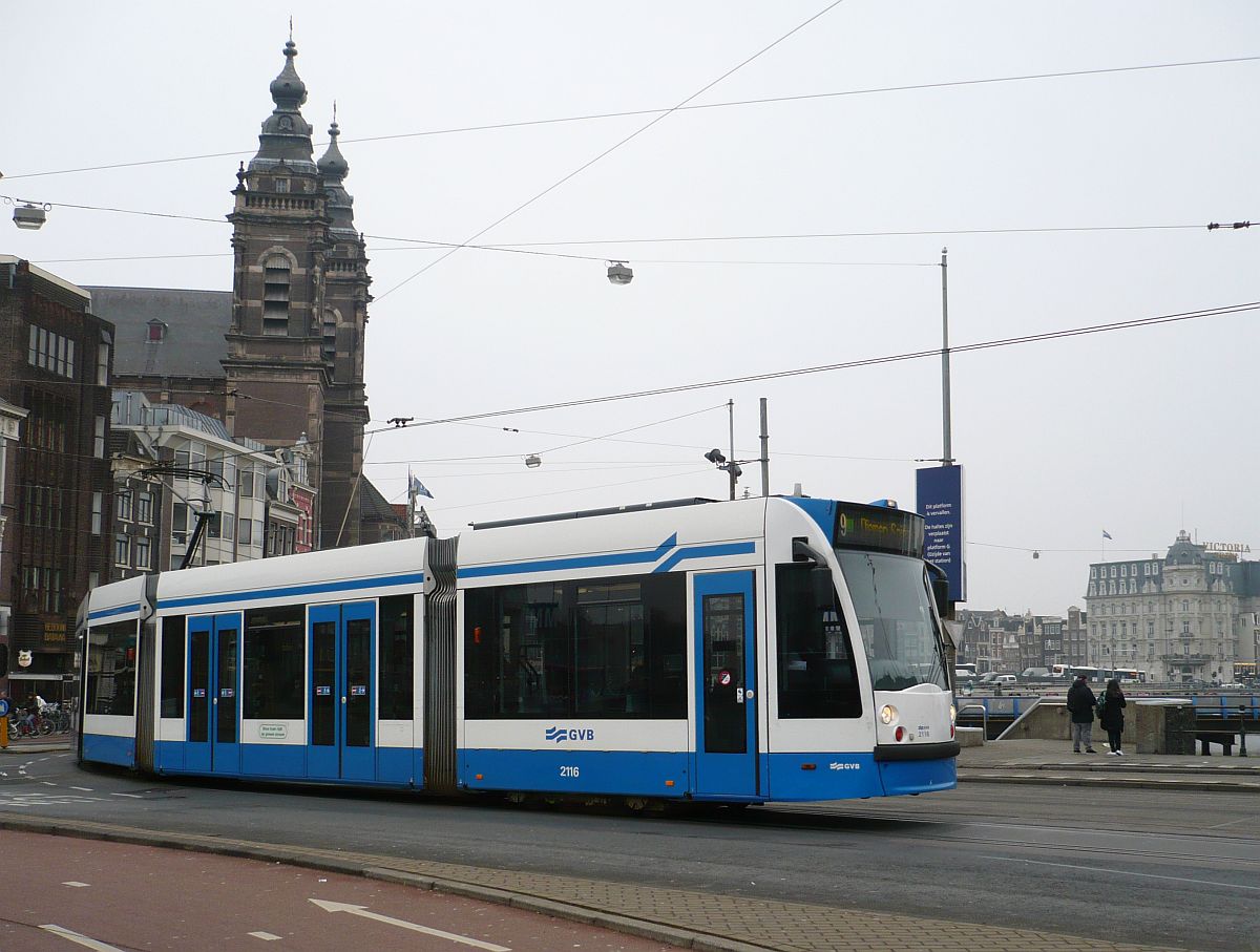 GVBA TW 2116 bei Amsterdam Centraal Station 11-02-2015.

GVBA tram 2116 op de Kamperbrug bij het centraal station Amsterdam 11-02-2015.