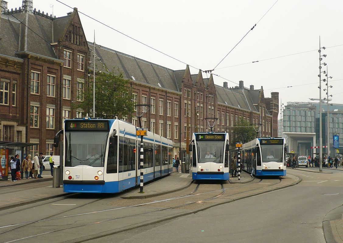 GVBA TW 2117, 2092 und 2005 Stationsplein, Amsterdam Centraal Station 25-09-2013.

GVBA trams 2117, 2092 en 2005 Stationsplein, Amsterdam Centraal Station 25-09-2013.