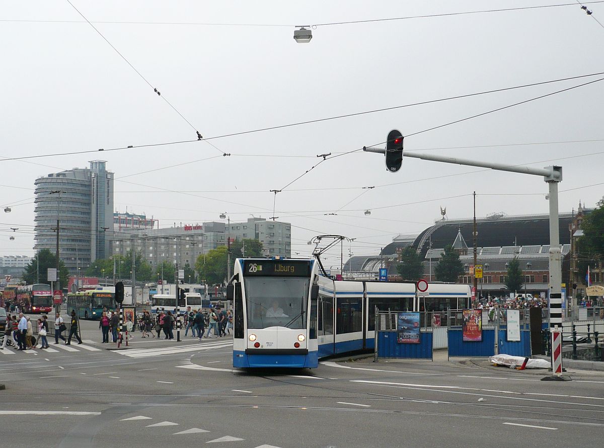 GVBA TW 2137 Prins Hendrikade, Amsterdam 15-07-2014.

GVBA tram 2137 rijdt vanaf het Stationsplein de Prins Hendrikade op Amsterdam 15-07-2014.