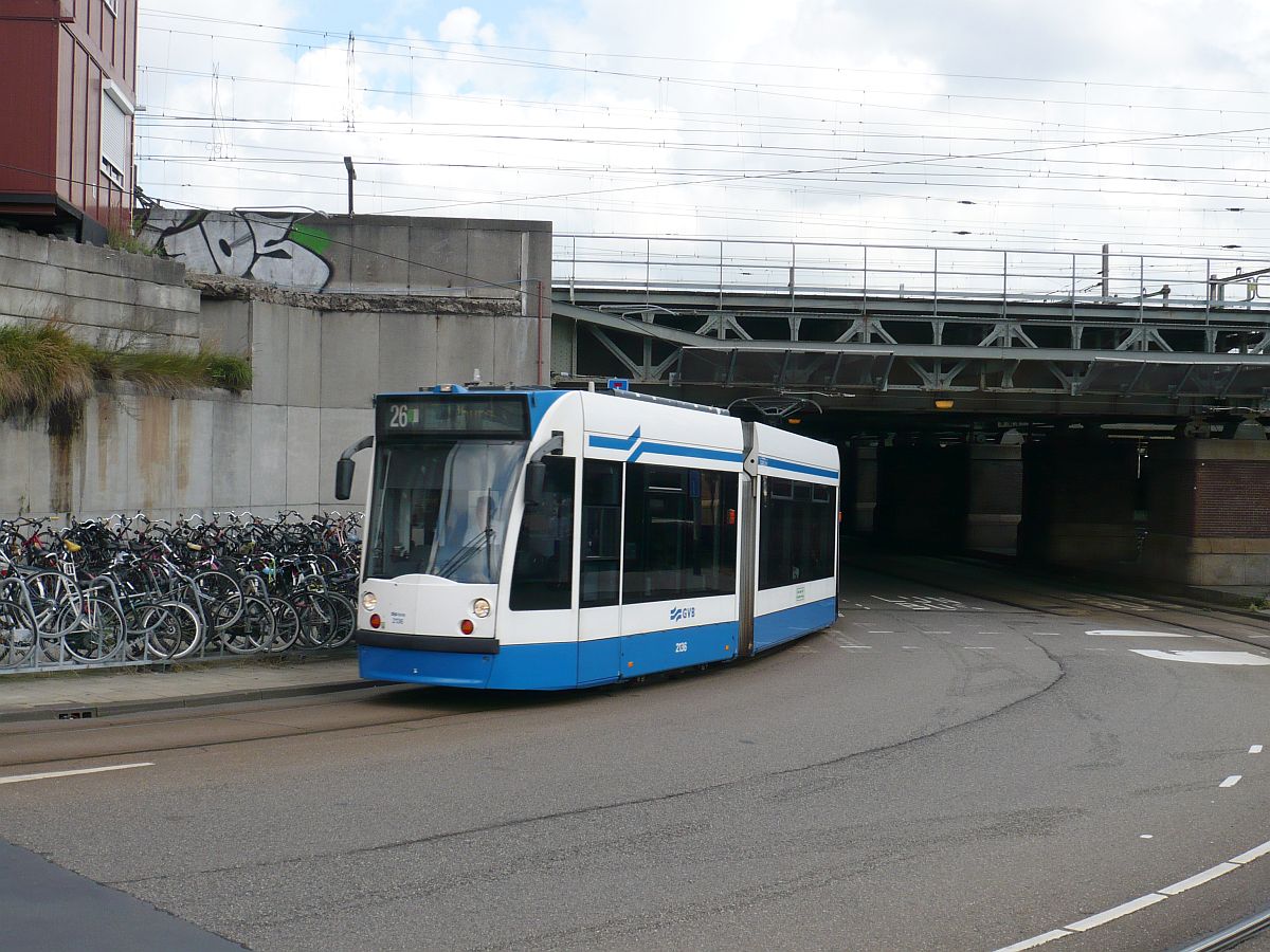 GVBA TW 2137 Stationsplein, Amsterdam Centraal Station 30-07-2014. 

GVBA tram 2137 komt vanaf de De Ruyterkade onder het spoor het Stationsplein aan de oostzijde opgereden. Amsterdam 30-07-2014.