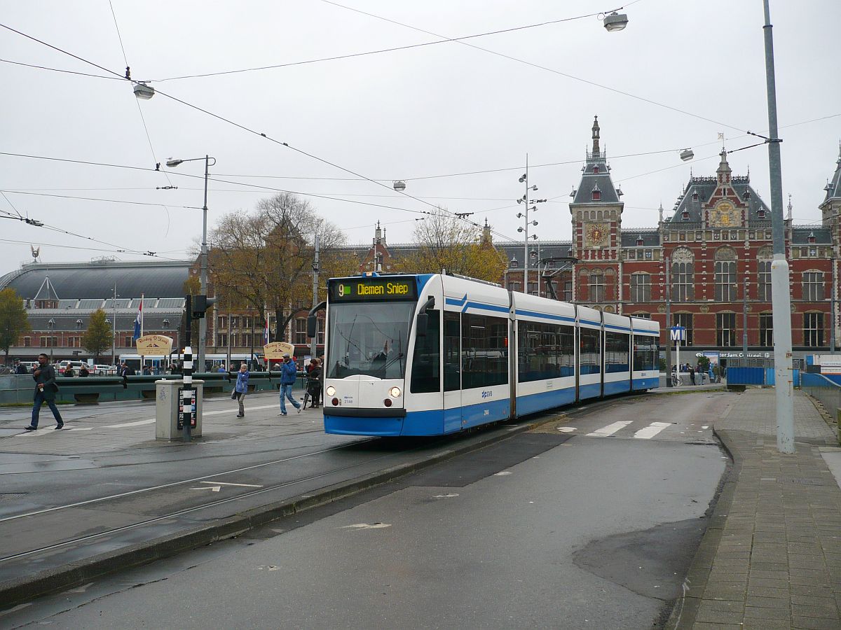 GVBA TW 2146 Middentoegangsbrug Centraal station Amsterdam 19-11-2014.

GVBA tram 2146 op de Middentoegangsbrug voor het Centraal station. Amsterdam 19-11-2014.