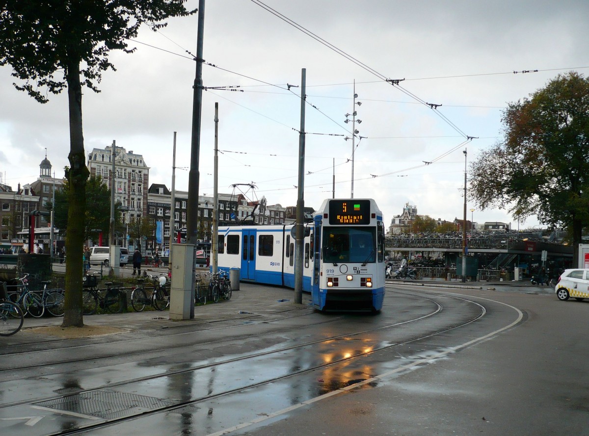 GVBA TW 919 Stationsplein, Amsterdam Centraal Station 22-10-2014.

GVBA tram 919 Stationsplein, Amsterdam Centraal Station 22-10-2014.