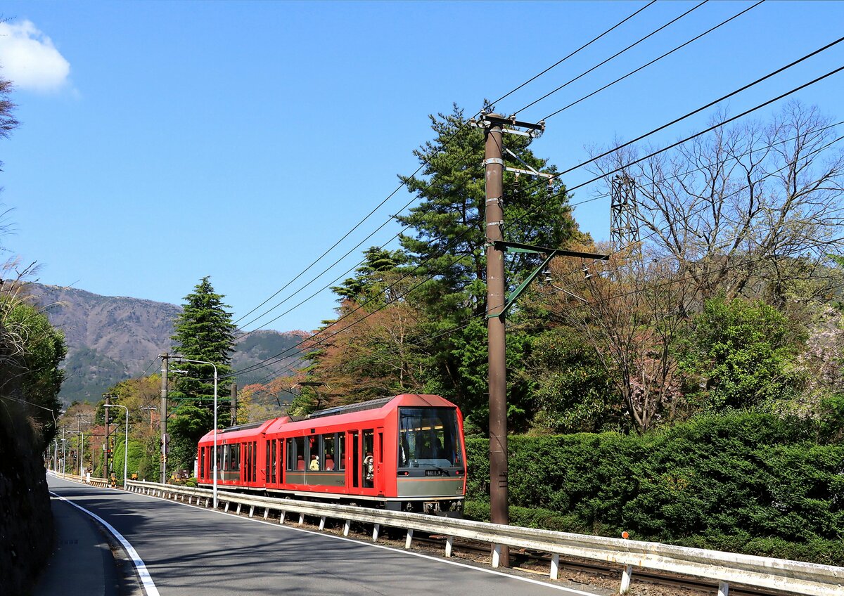 Hakone Tozan Densha, der neue Zug 3101 - 3102, entlang der wunderschönen Parkanlage des Skulpturengartens von Hakone, kurz vor der Endstation Gôra, 12.April 2022. Zur Zeit existieren 8 solche Wagen mit dem Namen  Allegra , und zwar 4 Einzelfahrzeuge 3001-3004 von 2014 und 2019 (je zwei), und 4 zu einem Zweiwagenzug gekoppelte Einheiten 3101-3104 von 2017 und 2020 (je zwei).  