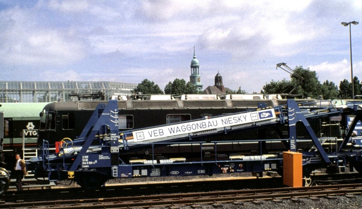 Halber Autotransportwagen 21 RIV 50 DR 844 8 006-4 Laers vom VEB Waggonbau Niesky mit abgesenkter Ladefläche bei der IVA in Hamburg im Oktober 1979.