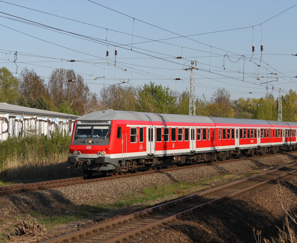 Halberst�dter Steuerwagen als Sonderzug 13292 von Berlin-Gesundbrunnen nach Warnem�nde bei der Durchfahrt gegen 18:11 Uhr in Rostock-Marienehe.07.05.2016