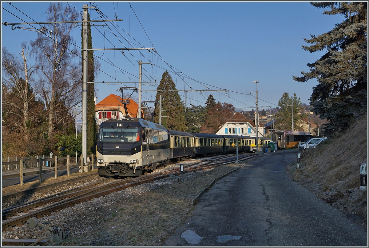 Halt auf Verlangen  wurde beim MOB GoldenPass Belle Epoque Zug 2214 auf der Fahrt von Montreux nach Zweisimmen nicht gewünscht, so dass ich meinen Fotostandpunkt für das zweite Bild in Fontanivent nicht wechseln konnte, trotzdem bekam ich praktisch den ganzen Zug auf Bild mit der Ge 4/4 8002, den vier Belle Epoque Wagen und zumindest andeutungsweise den am Schluss mitlaufenden ABe 4/4 9302.

10. Januar 2021
