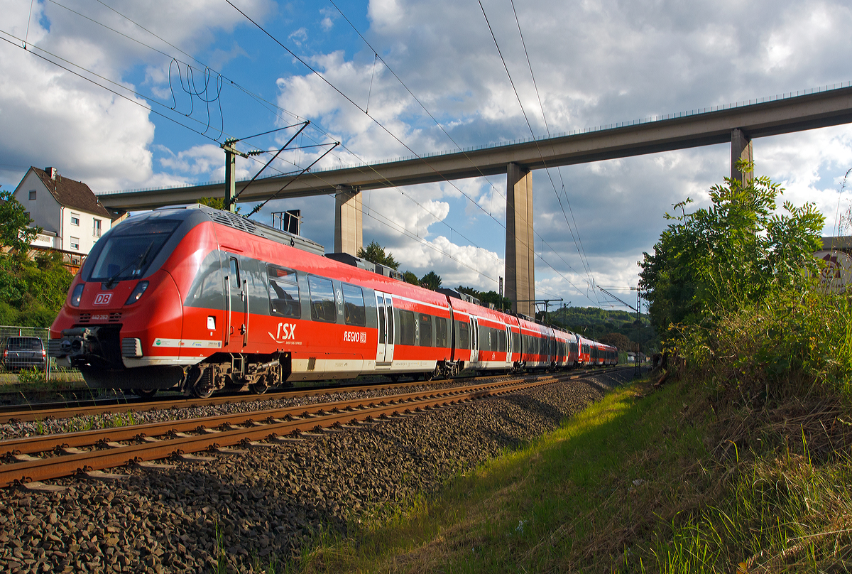 
Hamsterbacken im Doppelpack -  442 262 / 762 und 442 760 / 260 (zwei gekoppelten 4-teilige Bombardier Talent 2) fahren am 05.06.2014 als RE 9 (rsx - Rhein-Sieg-Express) Aachen - Köln - Siegen, hier haben sie gerade gerade die 105 m hohe Siegtalbrücke (A45) unterquert und erreichen bald die Endstation Siegen Hauptbahnhof.  