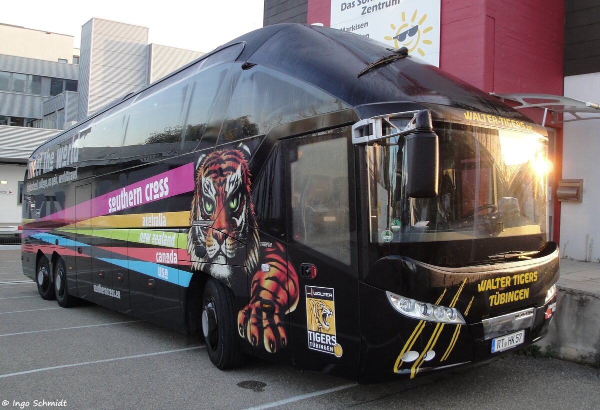Hartmann & Kurz Omnibusverkehr aus Pliezhausen | Teambus Walter Tigers Tübingen | RT-HK 57 | Neoplan N 5217 SHD Starliner | 28.09.2014 in Leinfelden-Echterdingen