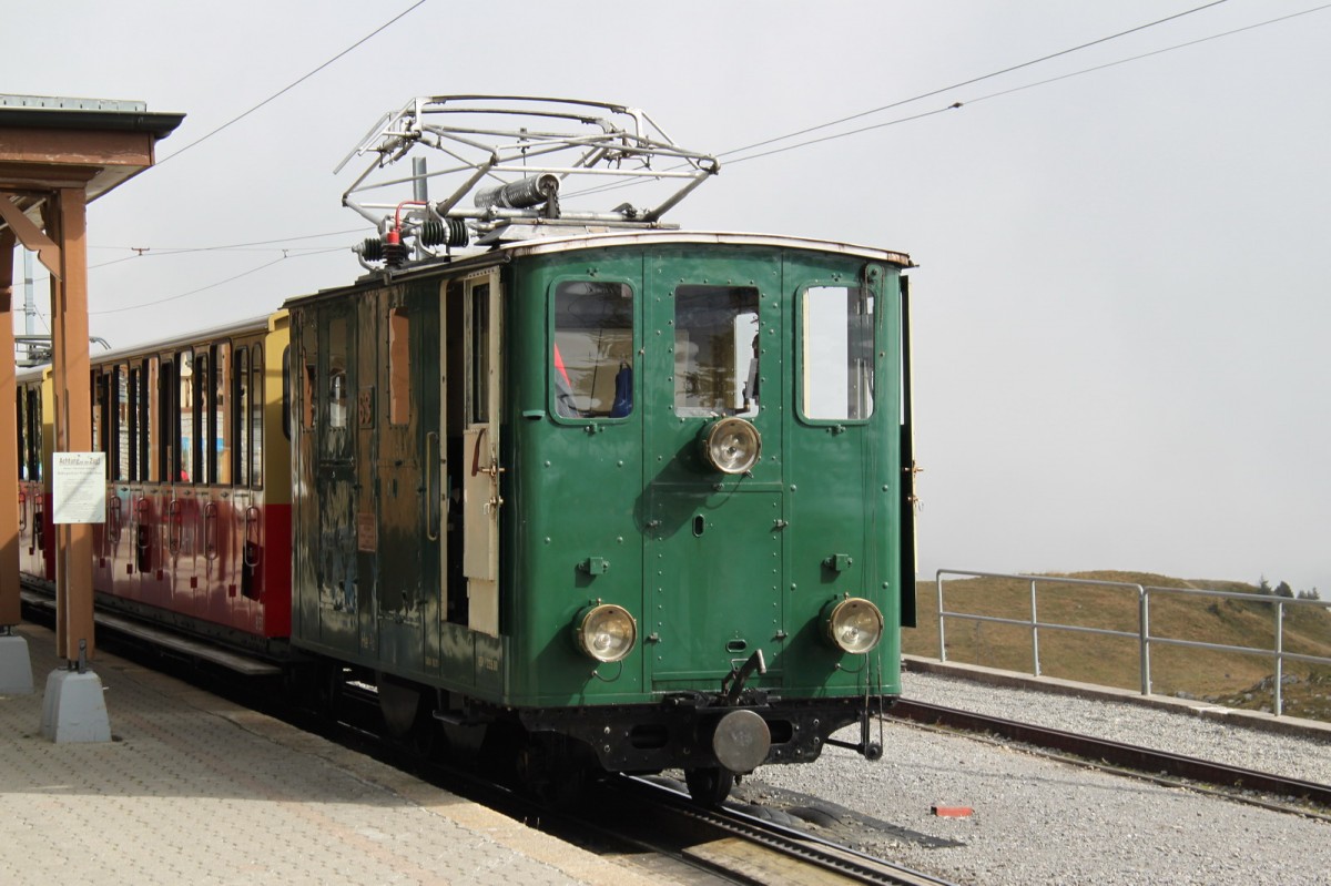 He 2/2 Nr.36 mit einem Zug in der Bergstation Schynige Platte (1967 m..M.)am 02.10.12 

