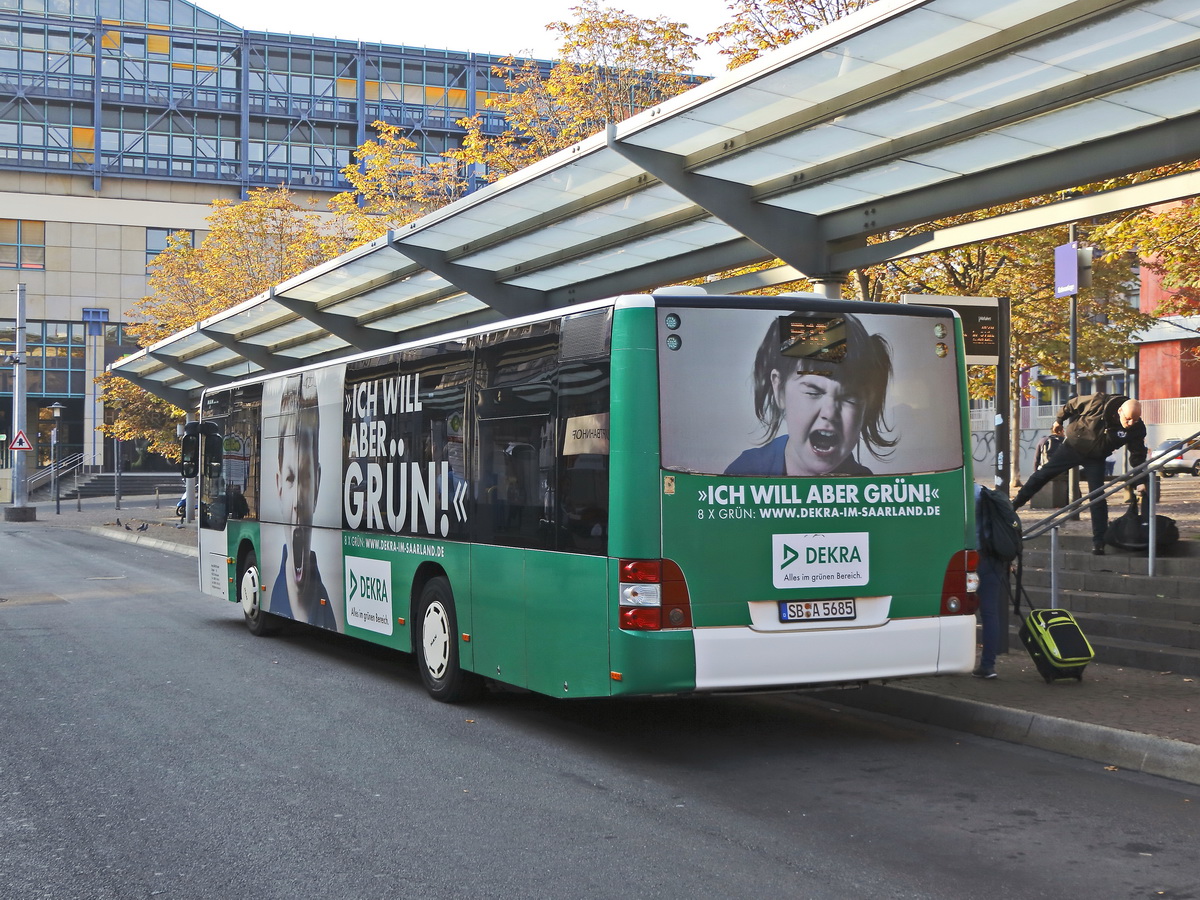 Heckansicht mit sch�ner Werbung eines MAN Lion's City der Firma Aloys BARON GmbH aus 66351 Gro�r�sseln vor dem Hauptbahnhof von Saarbr�cken am 19. Oktober 2018.