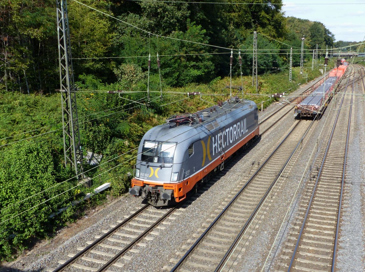 Hector Rail Lokomotive 242 532 Abzweig Lotharstrasse, Forsthausweg, Duisburg 19-09-2019.

Hector Rail locomotief 242 532 Abzweig Lotharstrasse, Forsthausweg, Duisburg 19-09-2019.