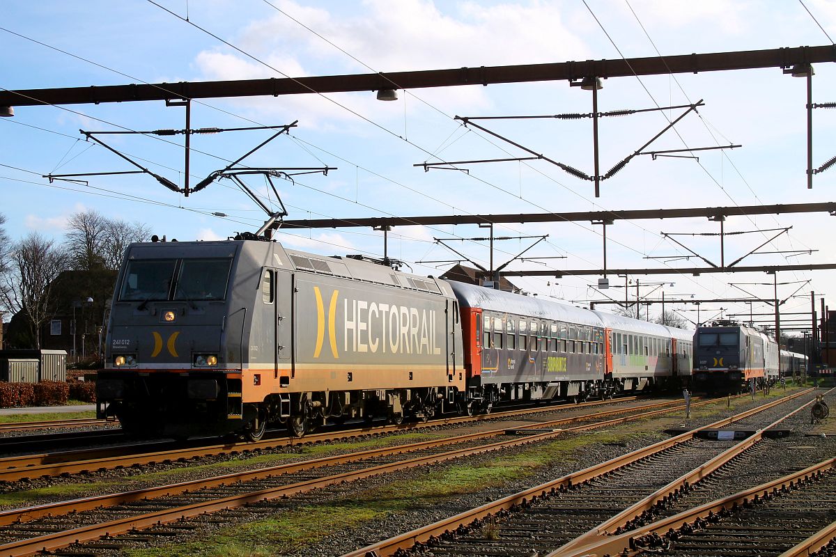 Hectorrail 241.012 wartet mit dem Snälltoget D 304 Innsbruck-Malmö Central in Pattburg auf Ausfahrt, 19.02.2023