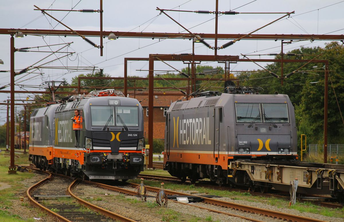 Hectorrail 242.516 schiebt die neue 243.124 an der auf den Nachtzug EN 496 wartende 241.002 vorbei in die Pattburger Nordabstellung, 27.09.2022