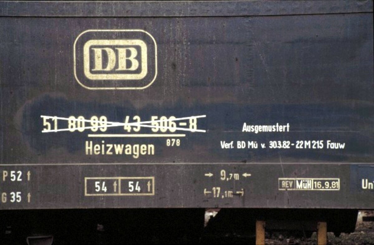 Heizwagen 51 80 99-43 506-8 in trkis ausgemustert am 30.03.1982 des BW Mnchen steht in Mnchen BW am 27.06.1982.