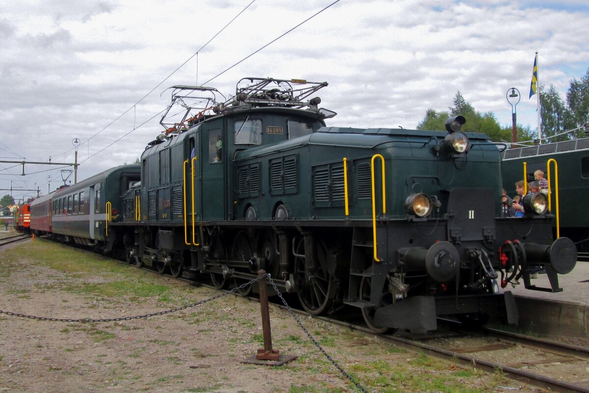 Helvetosuchus Borealensis (Nördlicher Schweizerkrokodil) heisst dieser Spezies: am 12 September 2015 steht 14305 als gast in dass Schwedischen Eisenbahnmuseum in Gävle während das Feierwochenende  100 Jahren Elektrotraktion auf die Schiene in Schweden'. Nach eine Woche Schweden bekam 14305 auf den Ruckfahrt nach Basel ein massiver Schaden und musste/durfte beinahe 2 Jahre ins Bw von Meiningen verbleiben. 