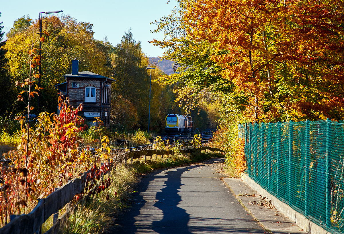 Herbstzeit oder Indian Summer im Hellertal.....
Links das Weichenwärter-Stellwerk Herdorf Ost am 28.10.2021. Hinten auf Gleis 4 vom Bahnhof Herdorf, die KSW 43 (92 80 1273 018-2 D-KSW) der KSW (Kreisbahn Siegen-Wittgenstein) fährt mit der Mietlok Voith Maxima 30 CC – VTLT 263 005-5 (92 80 1263 005-1 D-VTLT) am Haken in Richtung Betzdorf.
