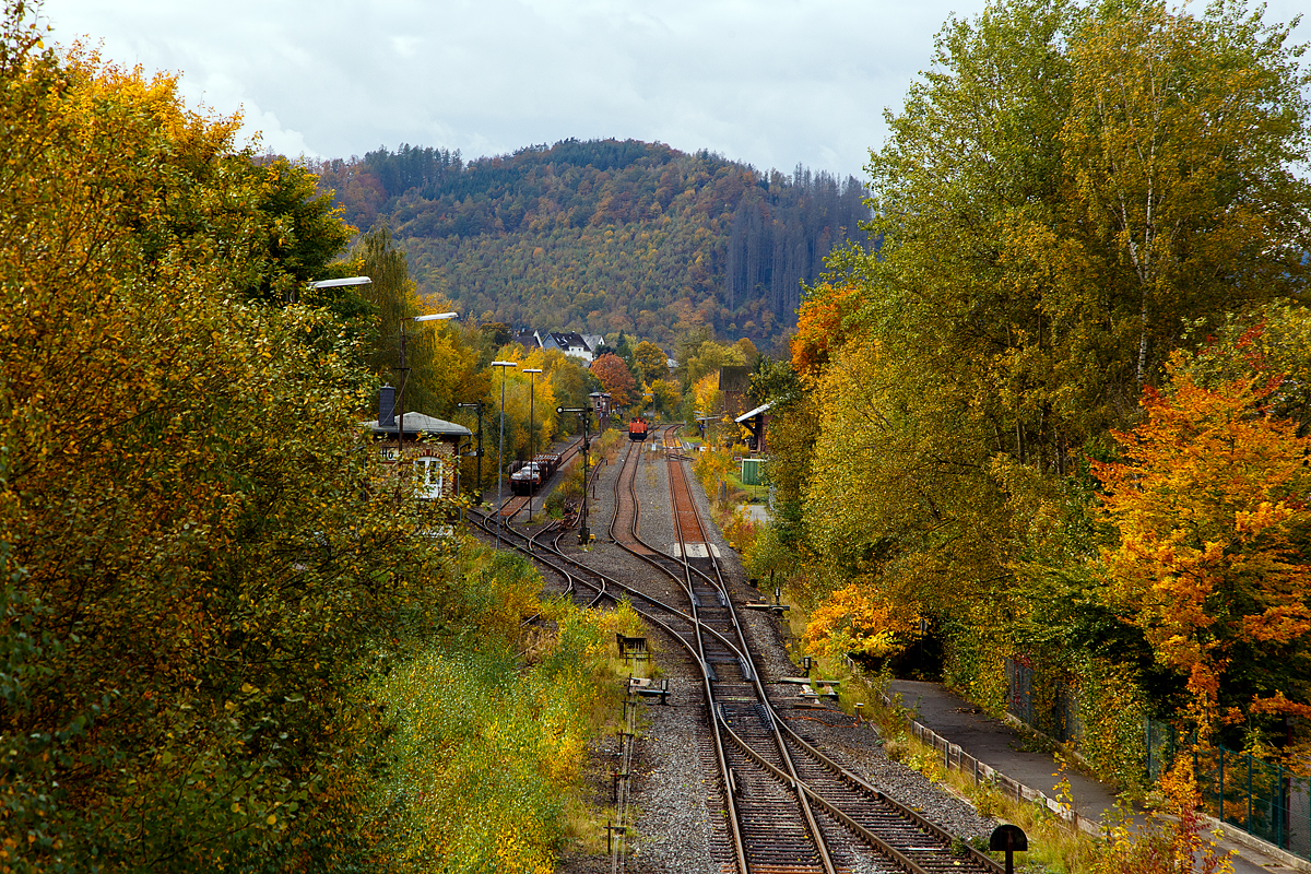 Herbstzeit....
Blick auf den Bahnhof Herdorf am 23.10.2021, zu Besuch ist die BBL 15 alias 214 026-7 (92 80 1214 026-7 D-BBL) der BBL Logistik GmbH, ex 212 288-5, ex DB V 100 2288.
