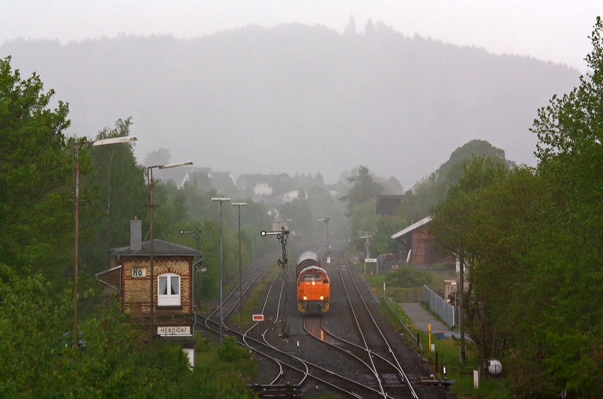 Heute (07.05.2014) als gab es einen Wolkenbruch als gerade die Lok 44  (271 004-4) - eine MaK G 1000 BB der Kreisbahn Siegen-Wittgenstein (KSW) mit ihrem Coil-Güterzug den Bahnhof Herdorf erreicht.