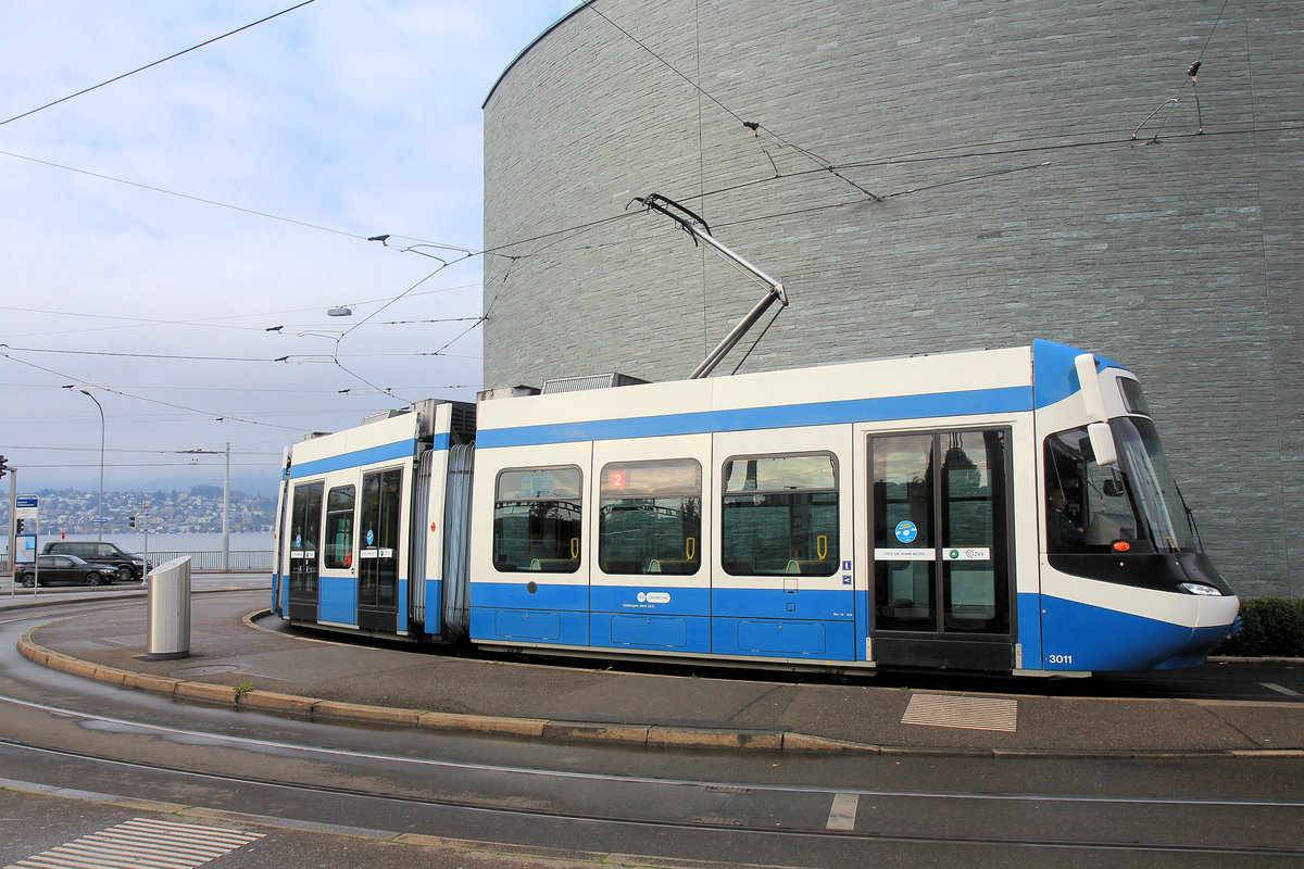 Heute ist es sehr schwierig, in der Schlaufe Tiefenbrunnen einen ganzen Gelenkwagen ordentlich belichtet aufzunehmen. Cobra 3011 am 17.Oktober 2020  