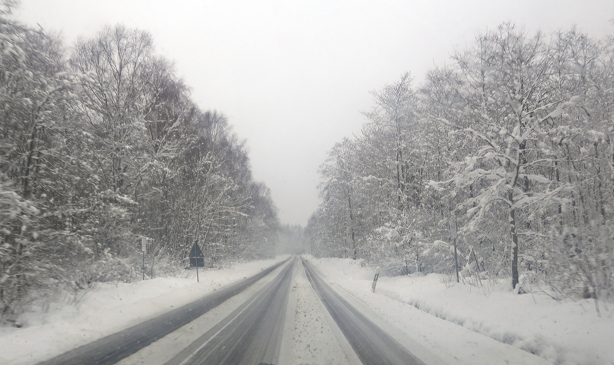 Heute gab es reichlich von dem wei�en Zeug....
So sahen die Stra�en heute Nachmittag (am 02.02.2015) teilweise auf unserem Nachhauseweg von der Arbeit aus. Hier zwischen Nisterberg und Friedewald. Aufgenommen von Rebecca durch die Windschutzscheibe.