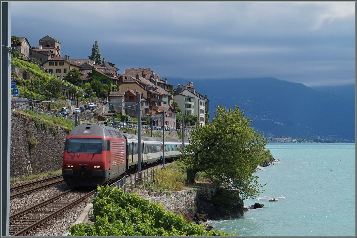 Heute hatte der  Kleine See  eine sehr eigenwillige Farbe, als die Re 460 085-4 mit ihre IR 1824 von Brig nach Genève Aéroport unterwegs war.
8. Juli 2015