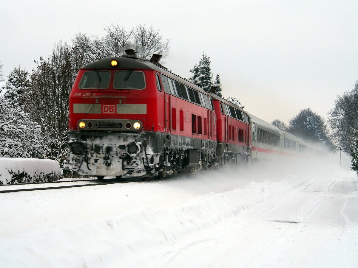 Heute kommen lauter 218er  zum Zug  und am Ende wie immer eine Strassenbahn.

218 491-9 und eine weitere 218 mit IC Allgäu 2012 in Bellenberg am 31.12.2014.