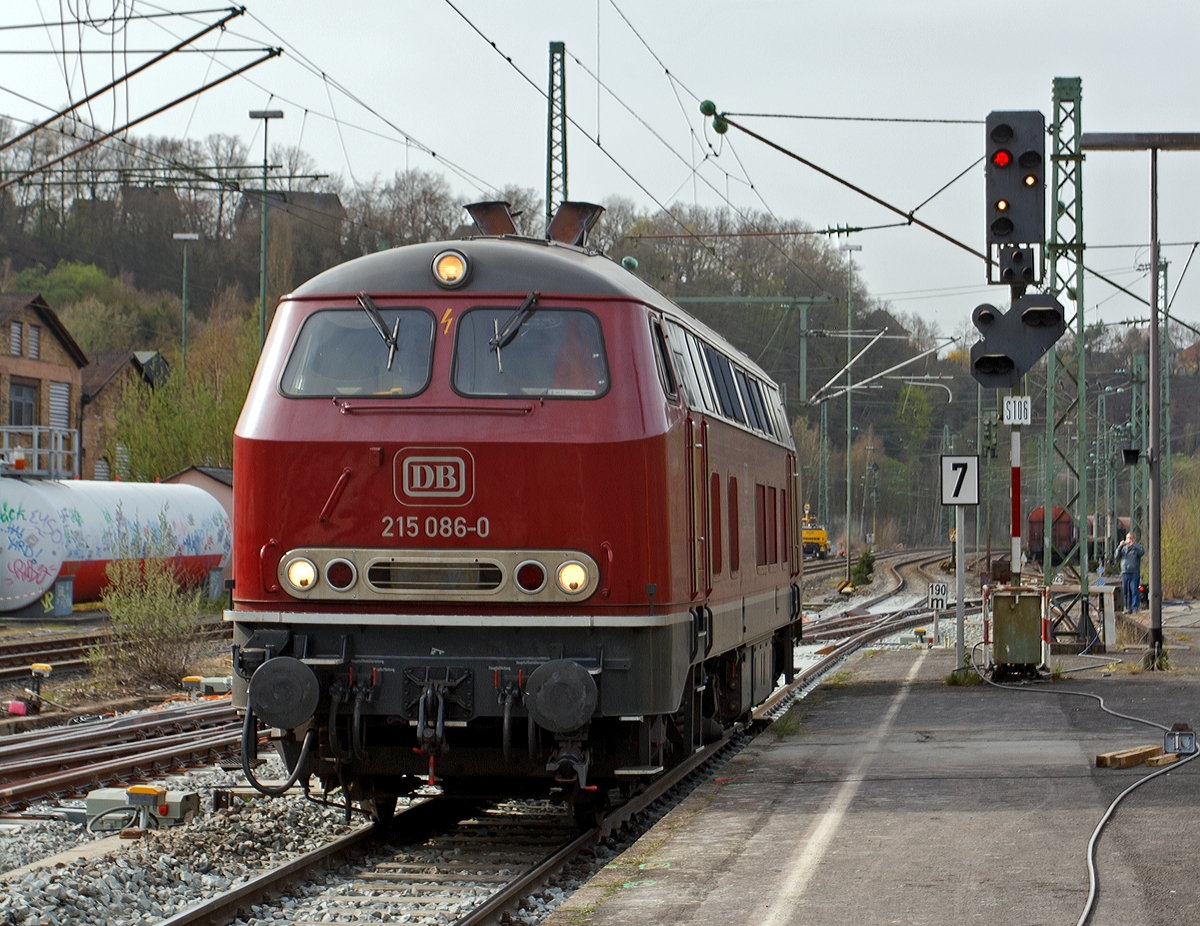 Heute konnte ich sie wieder sehen, die schne altrote 215 086-0 (eigentlich 225 086-8) der RE - Rheinische Eisenbahn rangiert am 31.03.2014 im Bahnhof Betzdorf/Sieg.

Das Ausfahrtsignal S 106 ziegt hier  das Haltegebot fr Rangierfahrten ist aufgehoben   (Signal Hp 0 mit Sh 1). Wie hier bei dem Hauptsignal mit zwei roten Lichtern verlischt beim Aufleuchten des Signals Sh 1  ein rotes Licht (das rechte).