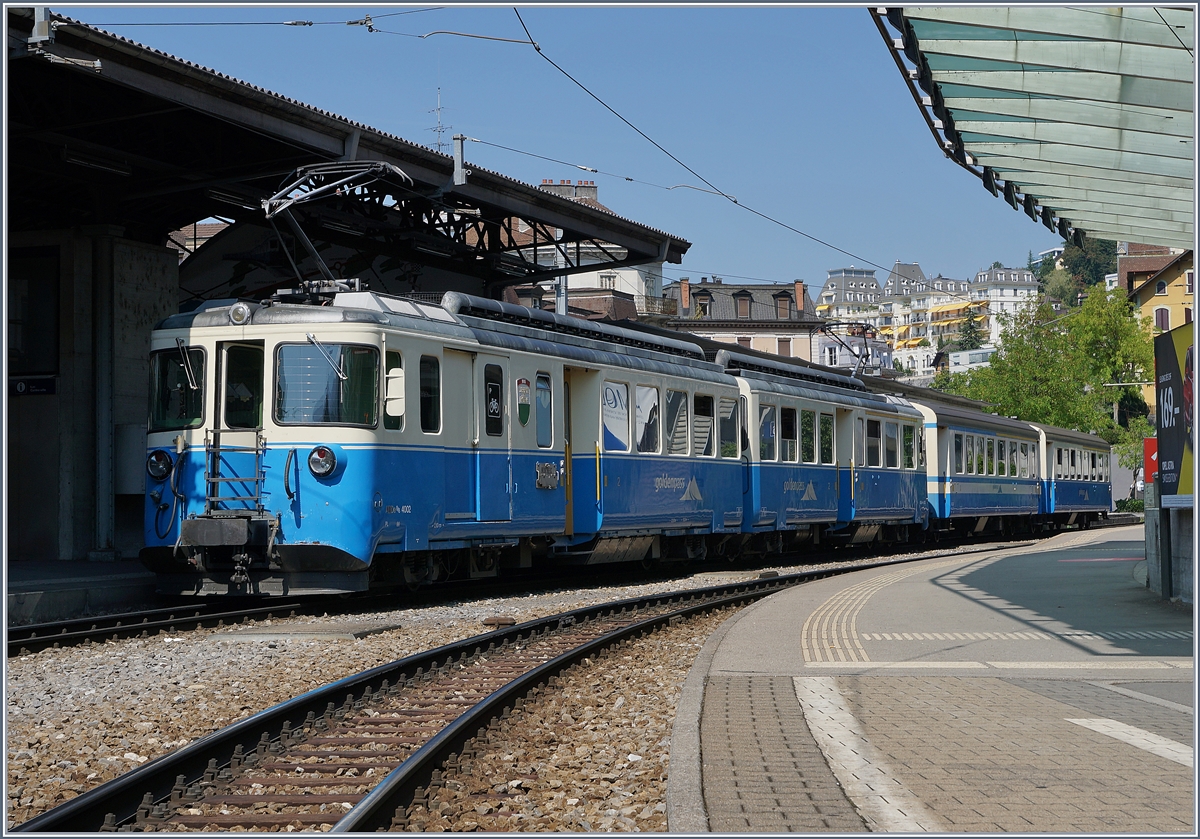 Heute eine Rarität: ein MOB Regionalzug ganz in MOB-Blau! Der MOB ABDe 8/8 4002 VAUD wartet mit zwei reisezugwagen als Regionalzug 2224 nach Zweisimmen in Montreux auf die Abfahrt.

21. August 2018