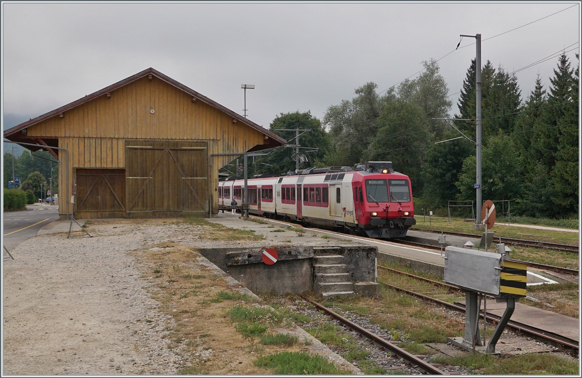 Heute war das passende Wetter um von Domino-Takt Verkehr im Vallée de Joux Abschied zu nehmen. Ab morgen wird  GeFLIRIet  und geflügelt. Der TRAVYS RBDe 560 385-7 (RBDe 560 DO TR 94 85 7560 385-7 CH-TVYS)  Lac de Joux  ist als Regionalzug von Le Brassus nach Vallorbe unterwegs und erreicht Le Pont, wo auf den Gegenzug gewartet werden muss. 

6. August 2022