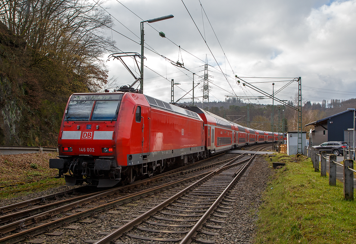 Heute wird links gefahren....
Der RE 9 - Rhein Sieg Express (RSX) Siegen - Köln – Aachen fährt. am 26.02.2022 Steuerwagen voraus, durch den Bahnhof Scheuerfeld (Sieg) in Richtung Köln, Schublok war die 146 002.

In der DB Reiseauskunft bzw. DB Navigator App Stand:
Zwischen Scheuerfeld (Sieg) und Niederhövels befinden sich Gegenstände auf der Strecke. Der Streckenabschnitt ist eingleisig befahrbar. In der Folge kommt es wahrscheinlich zu Verspätungen. Die voraussichtliche Dauer der Störung ist bis zum 26.02.2022.

Die Gegenstände waren Felsbrocken, neben dem bald folgenden Mühlburg-Tunnel war an der Felswand eine Felsberäumung im Gange. Dabei werden alle losen Steine entfernt, um die Gefahr eines möglichen Steinschlages zu mindern. Bild dazu folgt.
