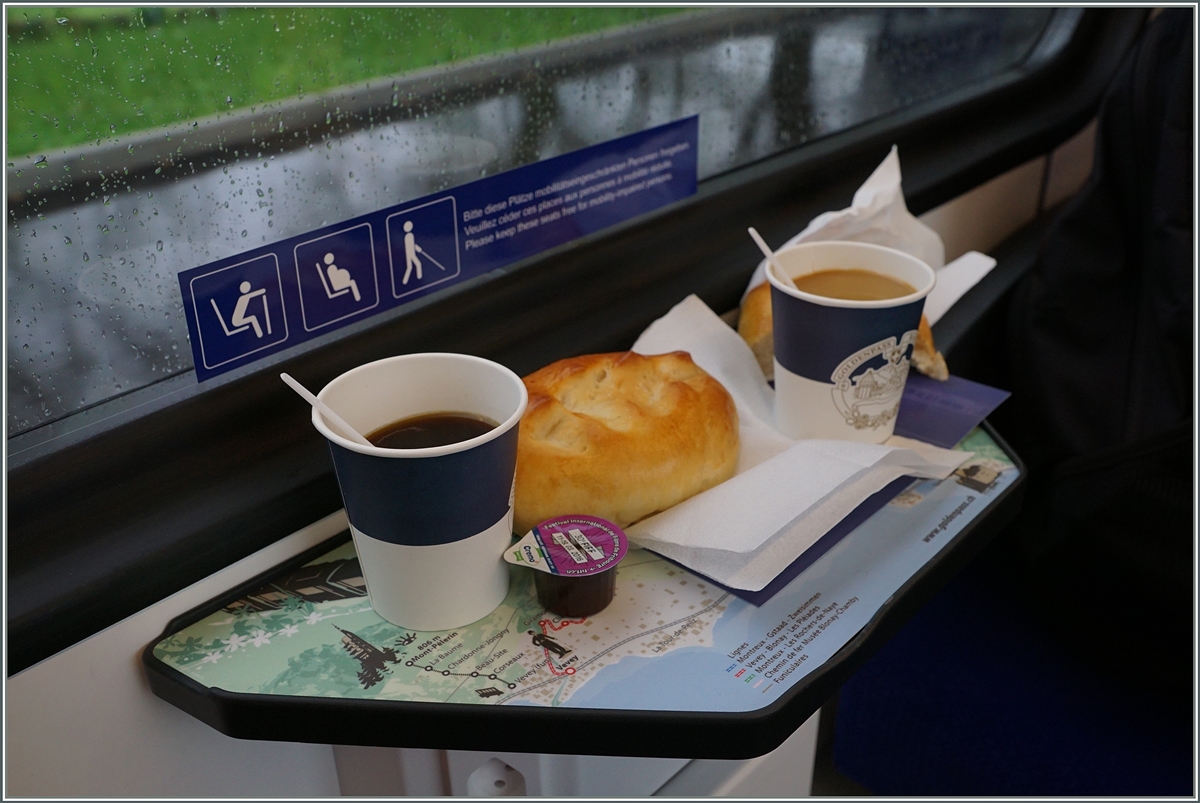 Heute wurden die SURF ABeh 2/6 offiziel im Fahrgastbetrieb eingesetzt und auf der Fahrt von Vevey nach Les Pleiades bekammen die Fahrgäste ein kleines Frühstück serviert.
Köstlich! 
Und herzlichen Dank der MVR für die gelungen Fahrt.
13. April 2016