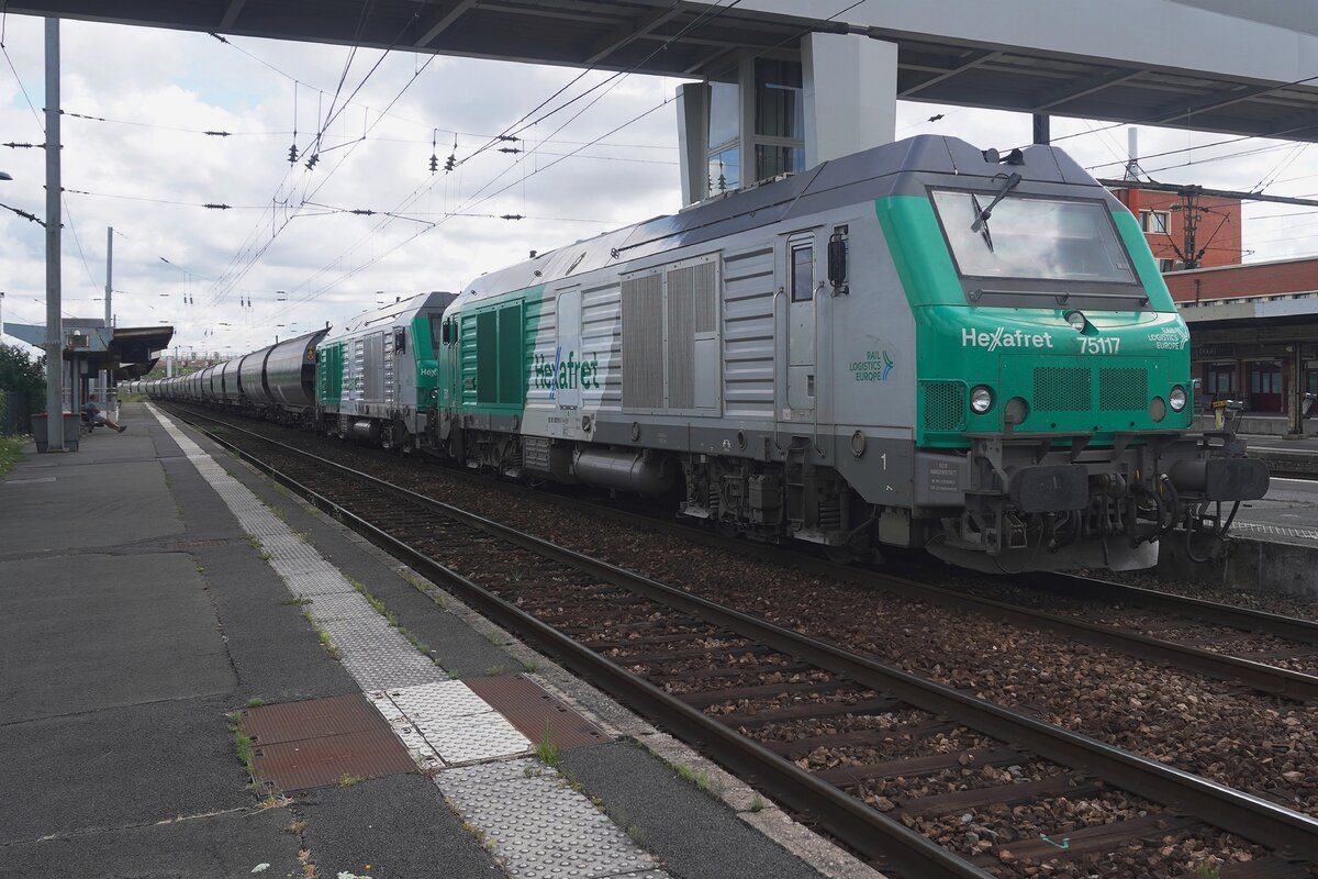 HexaFRET 75117 steht mit ein Getreidezug am 2 Juli 2026 in Douai.