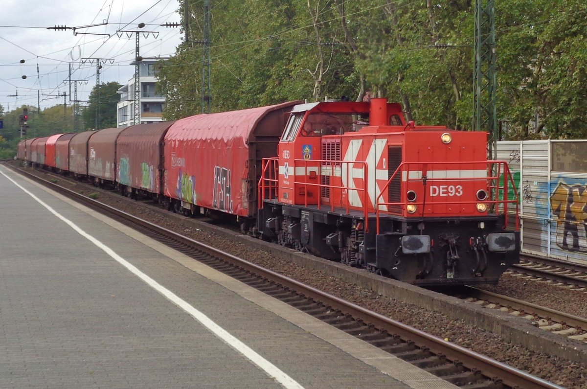 HGK DE 93 schleppt ein Stahlzug durch Köln Süd am 4 Oktober 2017.
