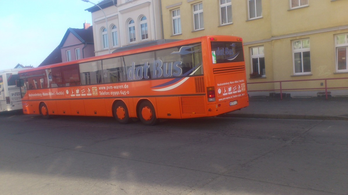 ...hier am Busbahnhof in Neubrandenburg dieser Setra der Warener Verkehrsbetriebe
...in diesem auffälligen orange lackiert sind die Dat-Busse die im 60 min takt zwischen NB und Mirow pendeln 