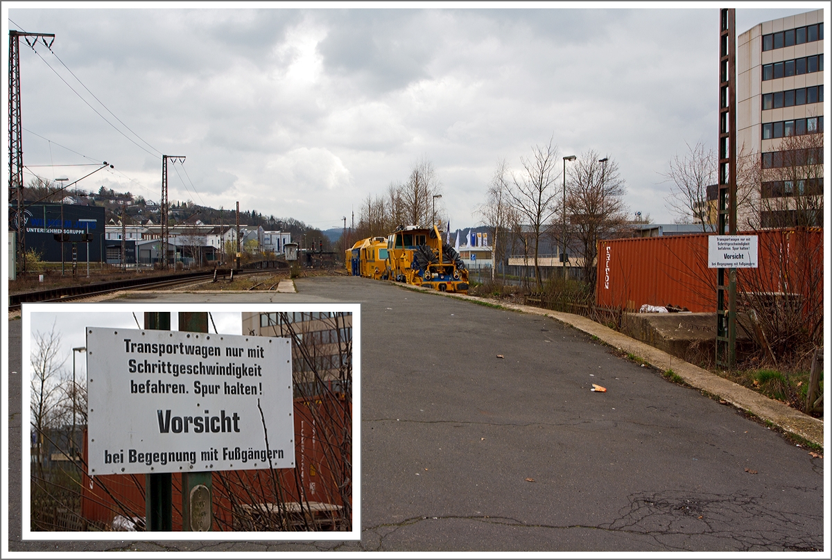 Hier beim Bahnhof Siegen-Weidenau (früher Hüttental-Weidenau) war bis Ende der 1980er Jahre auch eine Autoverladestelle für den DER-Tagesautoreisezug / DB-Autozug, die Rampe und auch das Schild zeugen noch aus den vergangenen Tage. 

Aufgenommen am 15.03.2013.

