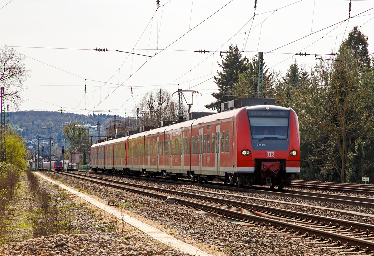 
Hier der Gegenzug bei Gegenlicht....
Zwei gekuppelte ET 425 der DB Regio (425 033-8 und 425 100-5 ) am 12.04.2015, als RE 8 Rhein-Erft-Express (Koblenz - Köln - Mönchengladbach), fahren von Bahnhof Unkel weiter in Richtung Köln.
